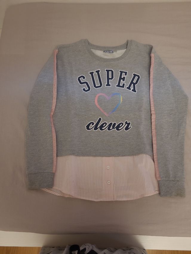 Sudadera gris con corazón y texto