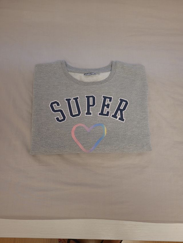 Sudadera gris con corazón y texto