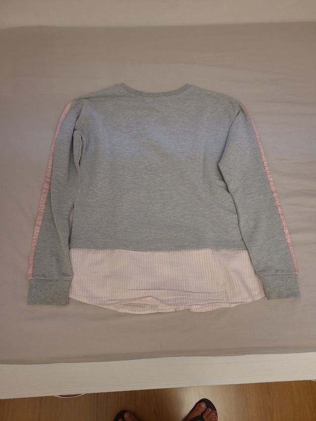 Sudadera gris con corazón y texto