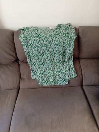 Blusa verde con estampado floral