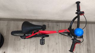 Bicicleta 16" roja.  Ruedines, luces y sirena.