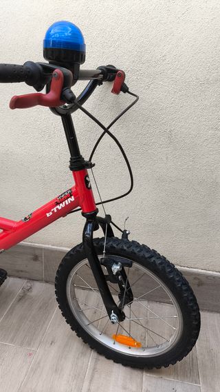 Bicicleta 16" roja.  Ruedines, luces y sirena.