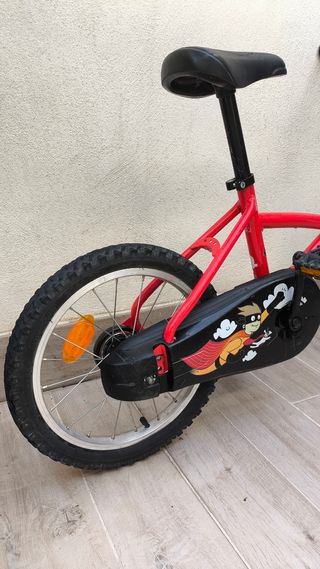 Bicicleta 16" roja.  Ruedines, luces y sirena.