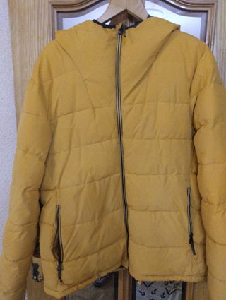 Plumas amarillo mostaza con capucha. Talla L/XL