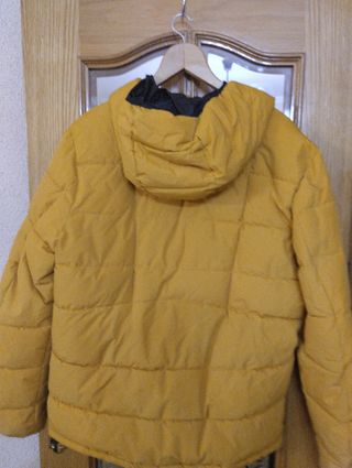 Plumas amarillo mostaza con capucha. Talla L/XL