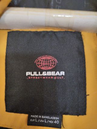 Plumas amarillo mostaza con capucha. Talla L/XL