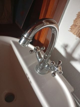 Lavabo de baño blanco 