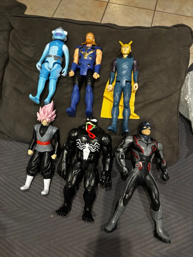Figuras Marvel y Fortnite