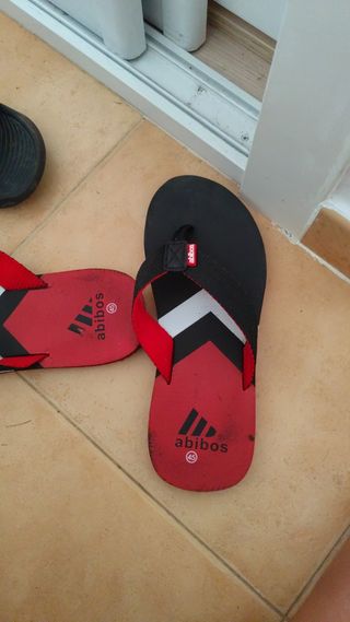 Chanclas Abibos Talla 45 Rojas, en buen estado.