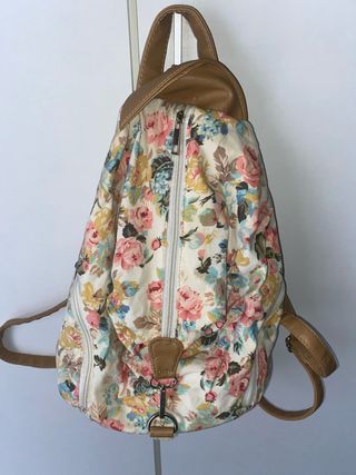 Mochila floral con detalles en piel