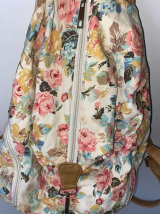 Mochila floral con detalles en piel
