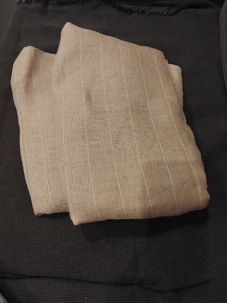 Cortinas de lino beige con detalle de raya.