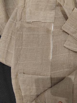 Cortinas de lino beige con detalle de raya.