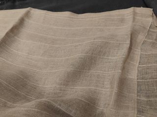 Cortinas de lino beige con detalle de raya.