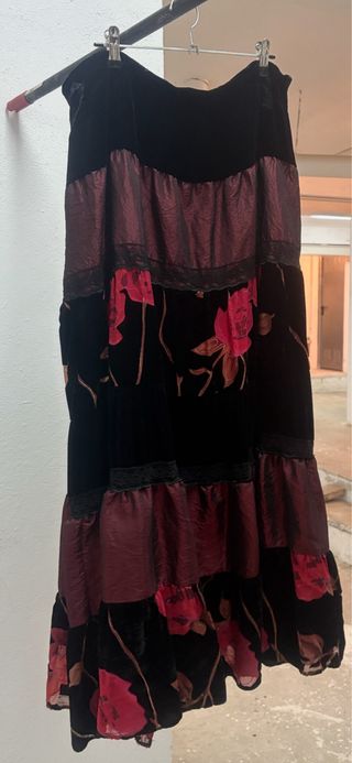 Falda larga negra con flores rojas