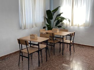 Mesa con sillas nuevas! cocina/bar