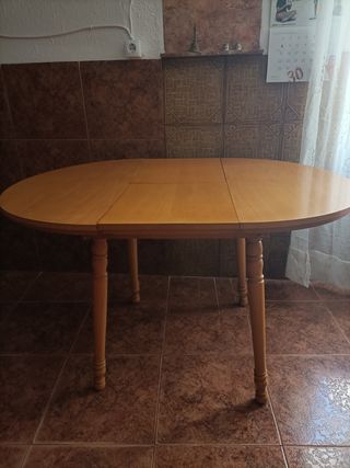 Mesa extensible de madera con 4 sillas