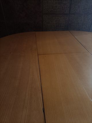 Mesa extensible de madera con 4 sillas