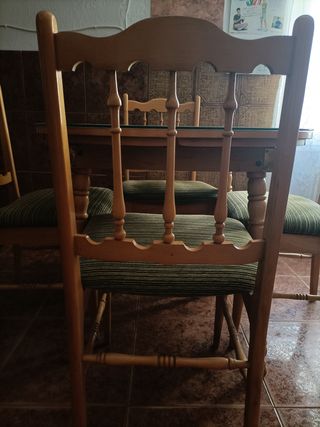 Mesa extensible de madera con 4 sillas