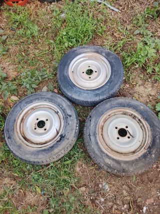 Una llanta con neumático c15 original