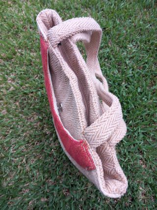 Bolso de tela beige y rojo