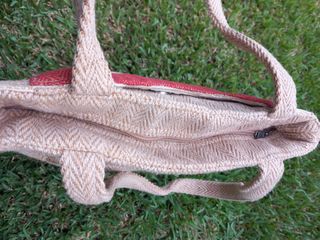 Bolso de tela beige y rojo