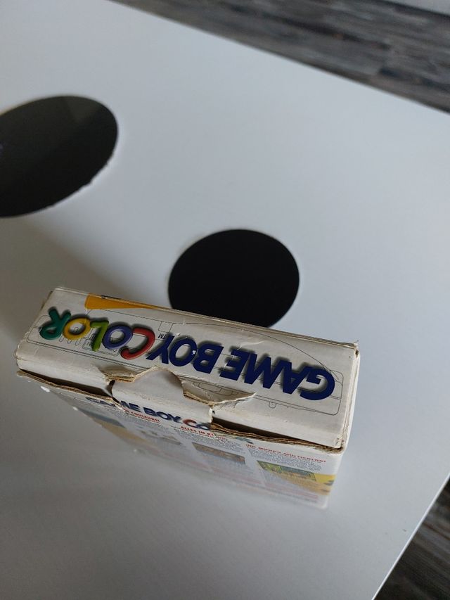 Game Boy Color Amarilla con Caja Nintendo.