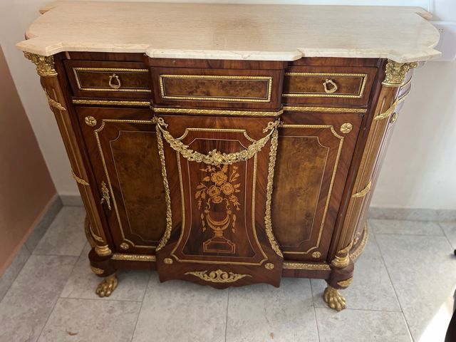 Aparador de madera con tapa de mármol