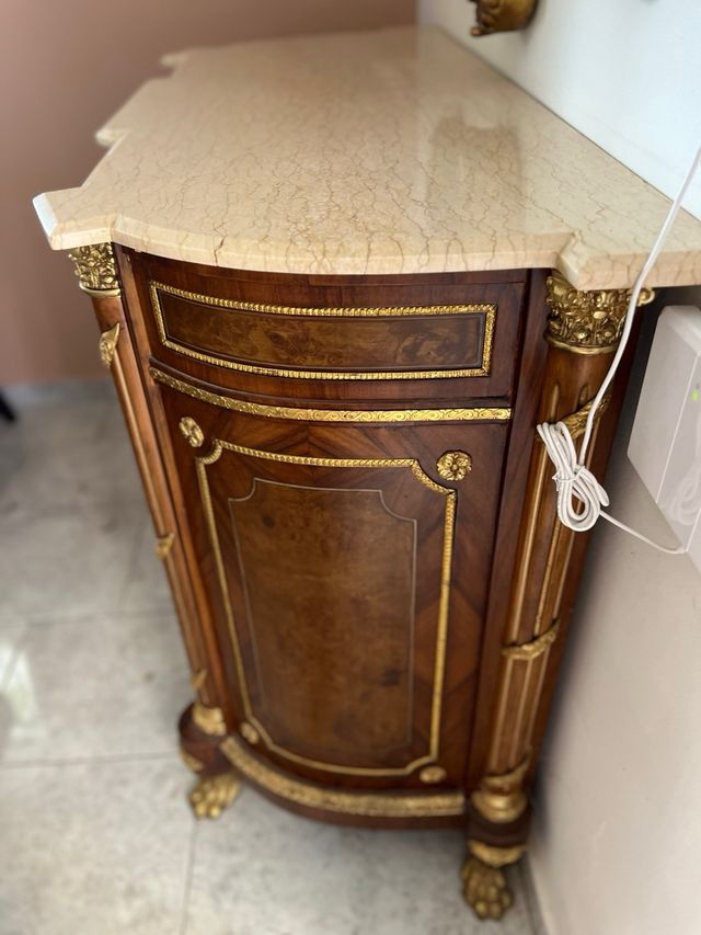 Aparador de madera con tapa de mármol