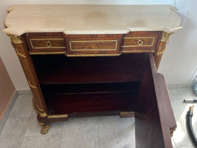 Aparador de madera con tapa de mármol