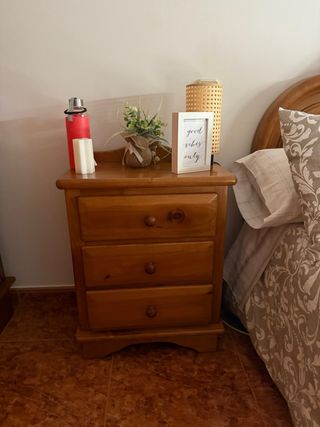 Comodino in legno con cassetti