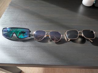 Gafas de sol negras y doradas.