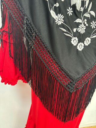 Mantón negro bordado blanco