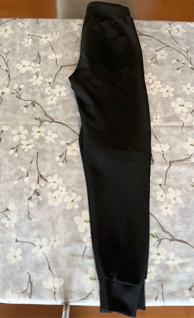 Pantalón deportivo negro con cremalleras