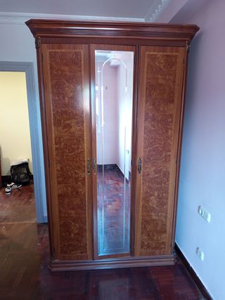 Armario de madera con espejo