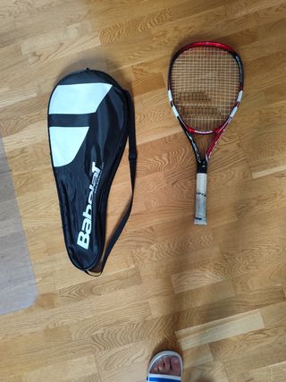 Raqueta de tenis Babolat con funda y pelotas