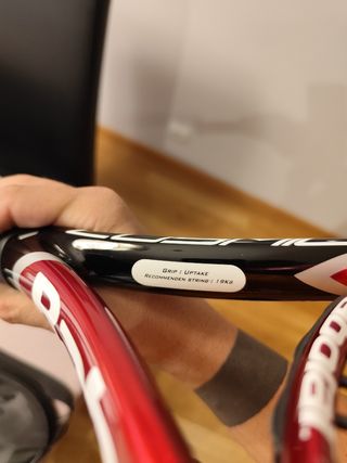 Raqueta de tenis Babolat con funda y pelotas