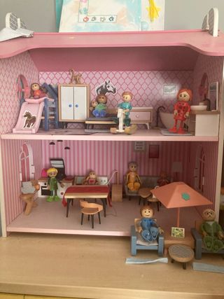 Casita de madera para muñecas