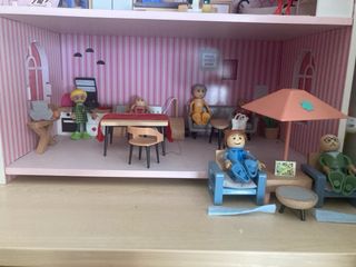 Casita de madera para muñecas