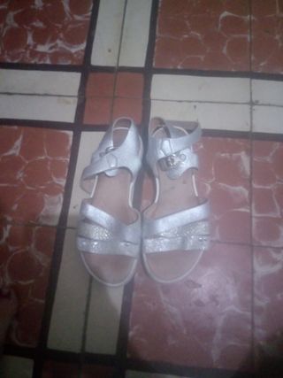 Sandalias plateadas para niña