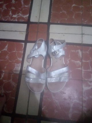 Sandalias plateadas para niña