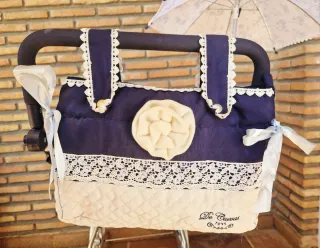 Cochecito de bebé Reborn azul y blanco.