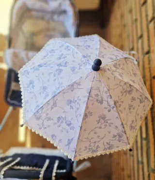 Cochecito de bebé Reborn azul y blanco.