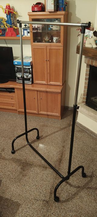 Percha Metálica con Ruedas