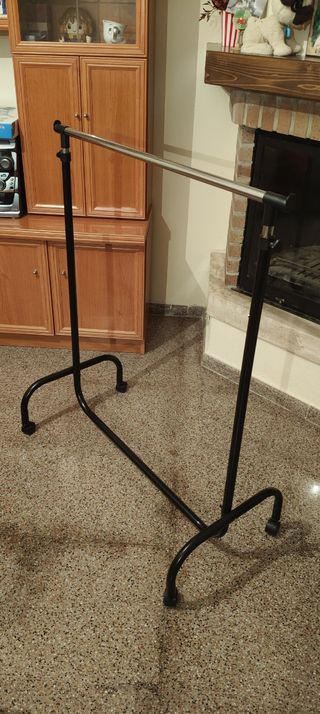 Percha Metálica con Ruedas