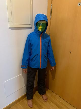 Ropa de montaña infantil azul y multicolor