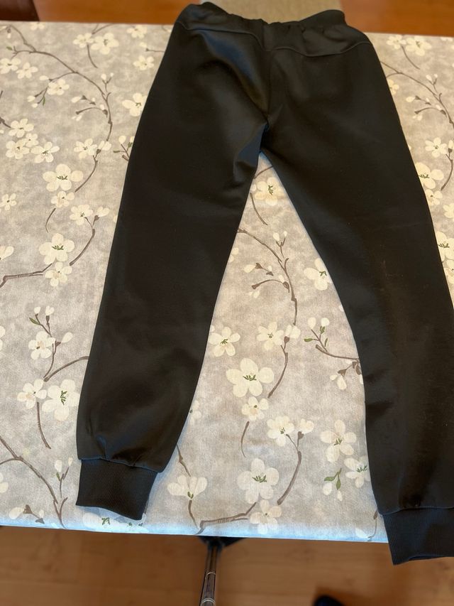 Pantalón deportivo negro con detalles