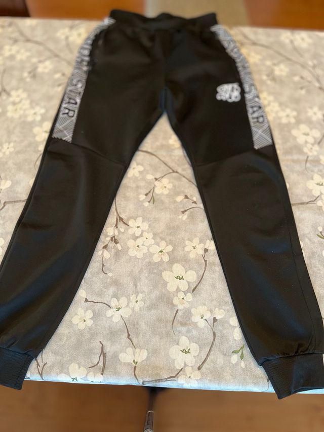 Pantalón deportivo negro con detalles