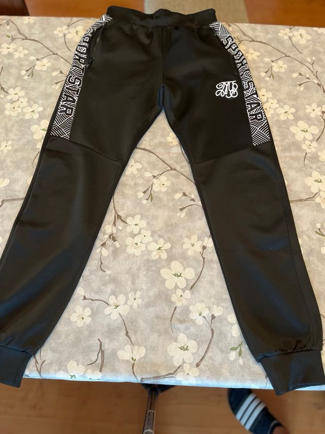 Pantalón deportivo negro con detalles