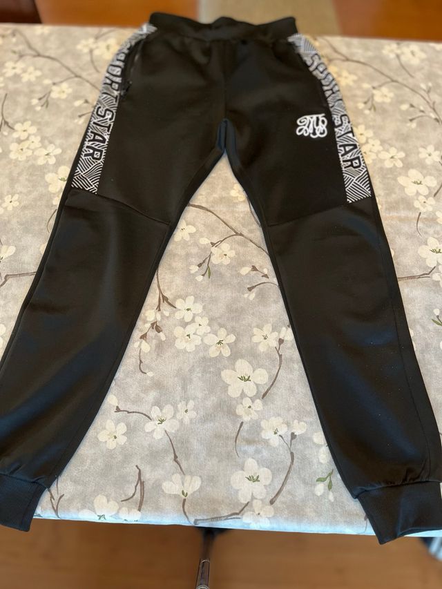 Pantalón deportivo negro con detalles